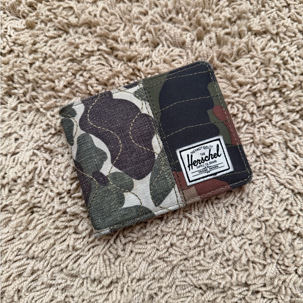 Herschel Supply Co Roy Men's Camo Bi-Fold RFID Wallet - RARE Discontinued